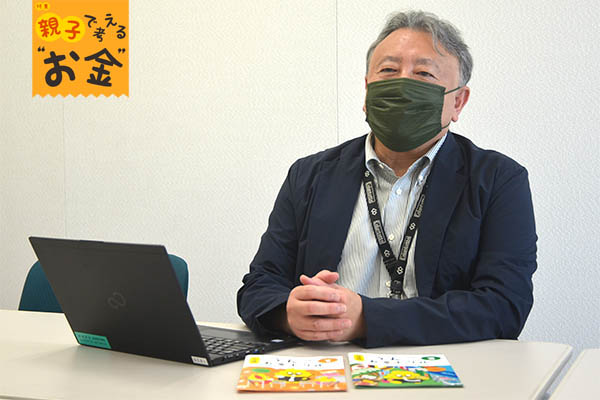 民間から任期付きで金融庁に入庁した津曲氏はOECDの金融教育に関する国際ネットワーク諮問委員でもある。22年7月末までの約2年半、民間人の視点で金融知識普及、リテラシー向上に務めた