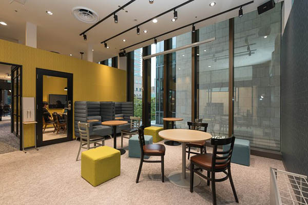 コンビニでテレワーク？24時間営業の本屋に？